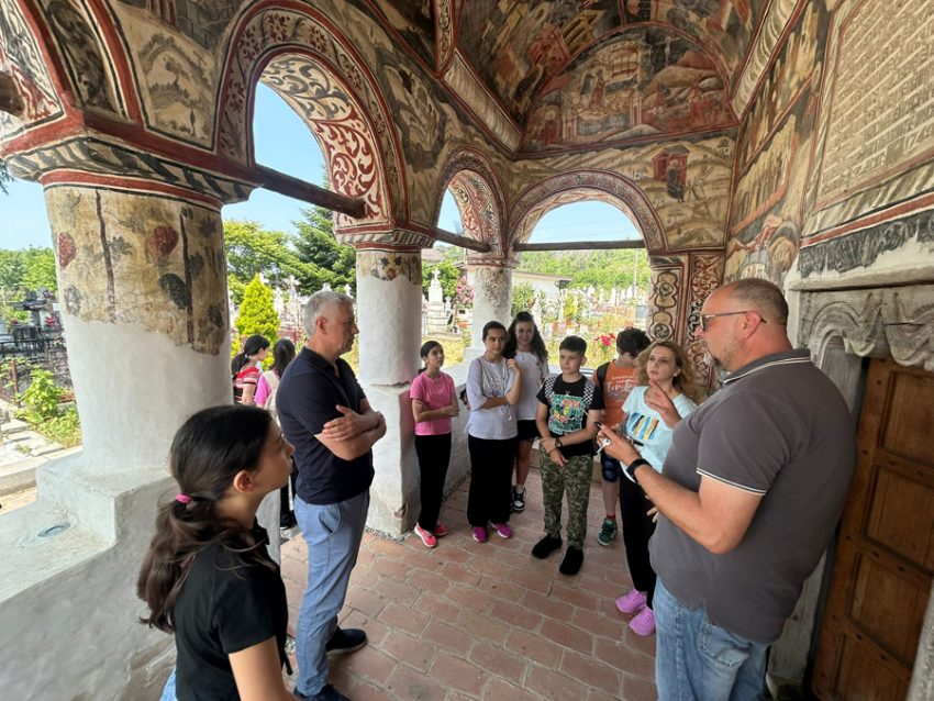 topoloveni al biserica 1 - Cultură, tradiție și aventură: elevii din Istanbul descoperă România autentică la Topoloveni