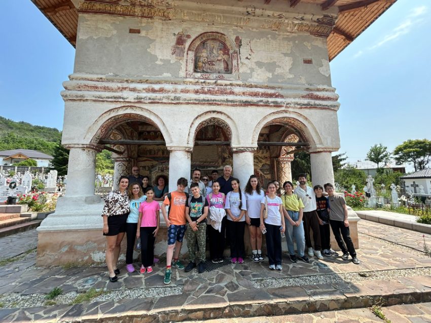 topoloveni biserica 2 - Cultură, tradiție și aventură: elevii din Istanbul descoperă România autentică la Topoloveni