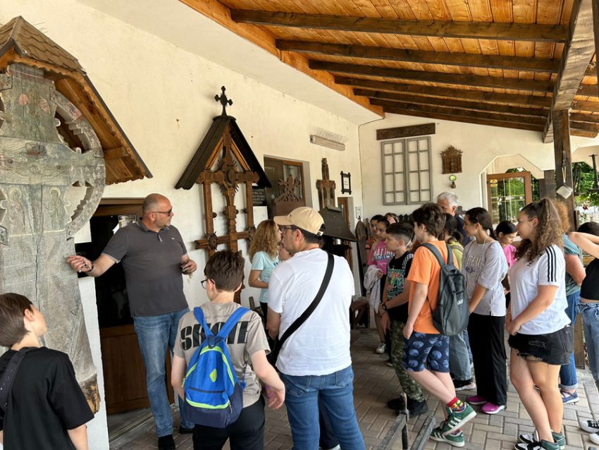 topoloveni biserica 3 - Cultură, tradiție și aventură: elevii din Istanbul descoperă România autentică la Topoloveni