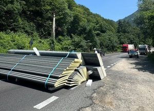 8fbb82ba 0a55 44b3 8910 6b7892b62345 - Trafic îngreunat pe DN 7! Marfa unui autocamion s-a răsturnat pe carosabil