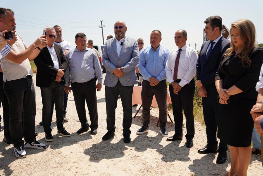 Cel mai lung drum județean din Argeș va fi modernizat pe fonduri europene. Astăzi a fost predat amplasamentul! 2 Sursă foto: FB Ioana Făcăleata