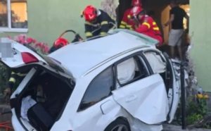 cats 1 - Sfârșit tragic pentru un tânăr de 18 ani! A murit după ce s-a înfipt cu mașina în zidul unei case