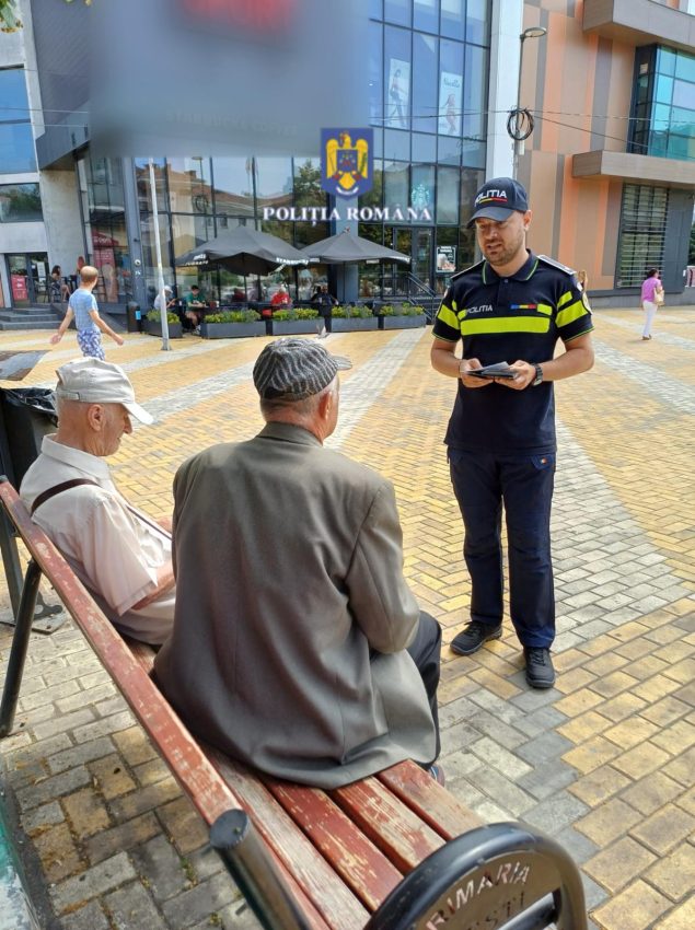 Pitești. Activități preventive desfășurate de Ziua Europeană de Prevenire a Furturilor din Locuințe 2 activitate anti furt politisti
