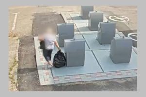 Untitled Project 1 - (Video) PITEȘTI. Identificată și sancționată după ce a abandonat deșeuri menajere lângă containere