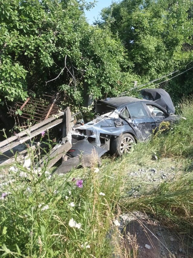Accident rutier în Argeș. Autoturism intrat într-un stâlp de electricitate 2 accident autoturism stalp Arges