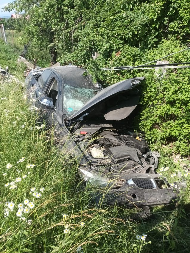 Accident rutier în Argeș. Autoturism intrat într-un stâlp de electricitate 1 accident autoturism stalp Arges