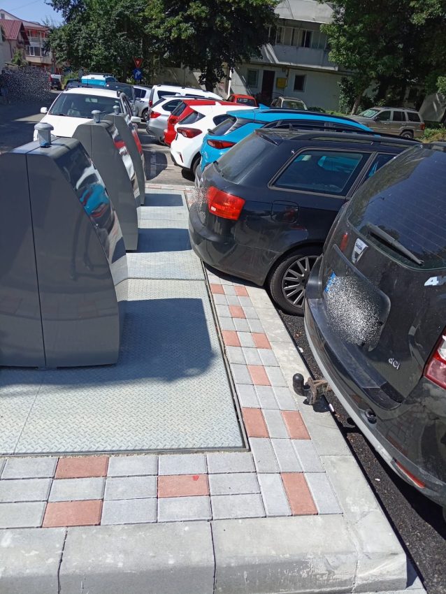 Atenție piteșteni! Blocarea accesului la platformele de colectare a deşeurilor se sancţionează! 2 blocare containere Pitesti