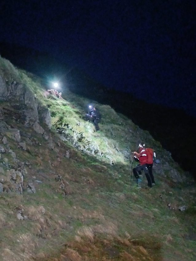 ((Video) Intervenție Salvamont Argeș pentru recupararea a 3 turiști din Republica Moldova 2 salvamontisti munte interventie