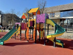 501904203 1282833697177192 3031997742017526026 n - 1 iunie la Casa Lăzăroiu! Loc de joacă și preparate deosebite „ca la bunica la țară”!