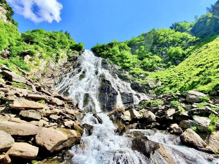 Planuri de vacanță? Vizitează Valea Argeșului cu plecare de la Casa Lăzăroiu! 5 Balea Cascada