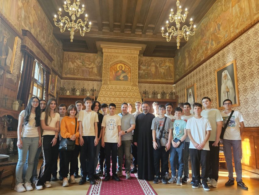 lotul olimpic de matematica juniori la curtae de arges Sursă foto: FB Arhiepiscopia Argeșului și Muscelului.