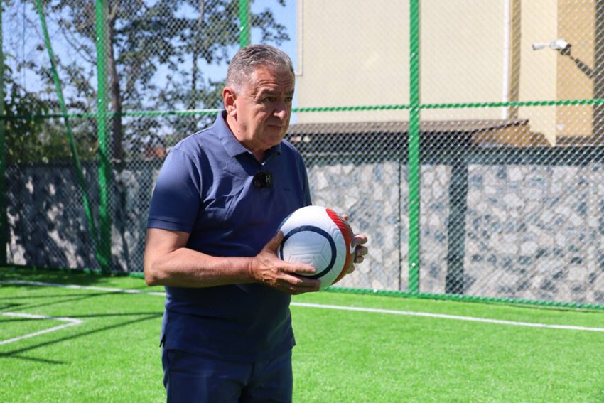 gentea cu mingea 1 - Cristian Gentea și-a cumpărat abonament la FC Argeș: „Prețul este de 500 de lei”