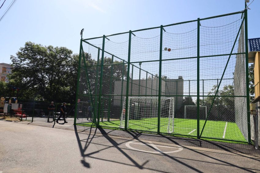Al treilea proiect finalizat în cadrul programului „bugetare participativă”, la Pitești. Copiii din Războieni au un teren de sport modern! 1 Sursă foto: FB Cristian Gentea