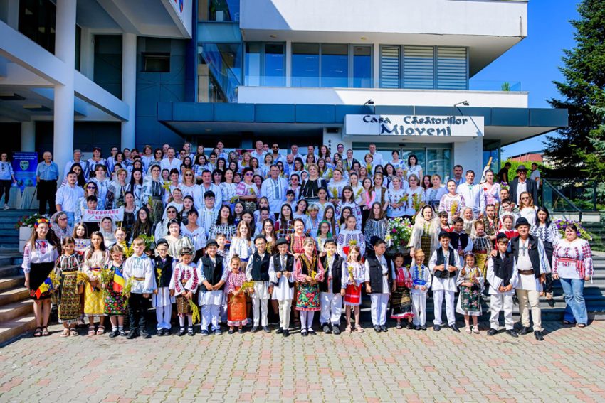 Tradiție și autenticitate la Mioveni: eveniment dedicat Zilei Universale a Iei și valorilor culturale românești 1 Sursă foto: FB Primăria Orașului Mioveni.
