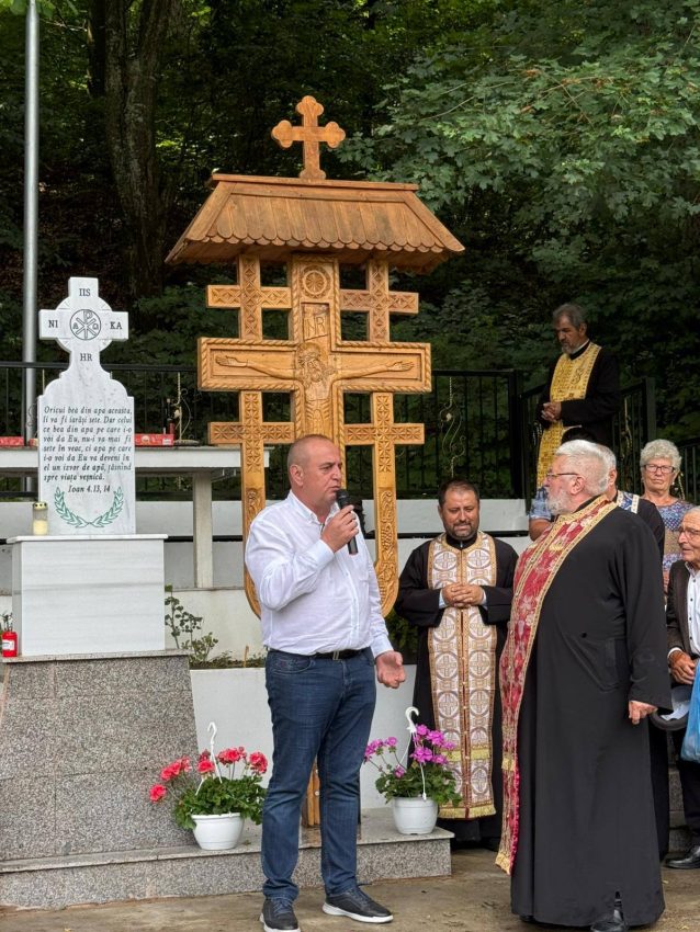 Primarul Nicolae Velcea, prezent la slujba de sfințire a izvorului de la Șipot-Streaua și a troiței „Sfânta Treime” 1 izvorului troienița „Sfânta Treime”din Ștefănești