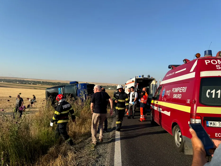 Autocar cu zeci de ucrainieni răsturnat pe DN 22. Două persoane transportate la spital 2 autocar rasturnat DN 22
