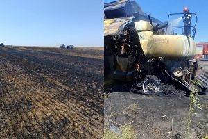 Incendiu în Bârla! Vegetația uscată și o combină de treierat, cuprinse de flăcări 1 page - Incendiu în Bârla! Vegetația uscată și o combină de treierat, cuprinse de flăcări