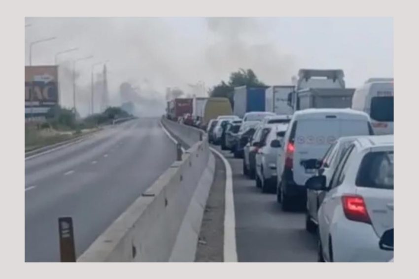 Incendiu violent de vegetație pe DN 1. Trafic blocat! 1 incendiu DN 1 trafic