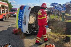 O autospecială a poliției aflată în misiune s-a răsturnat după ce a fost acroșată de un alt autoturism 1 accident politie nt 25 iun - O autospecială a poliției aflată în misiune s-a răsturnat după ce a fost acroșată de un alt autoturism