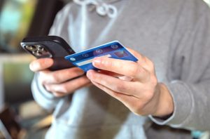 cats - Comenzi în valoare de 15.000 lei cu cardul altei persoane. Argeșean de 19 ani, reținut de polițiști