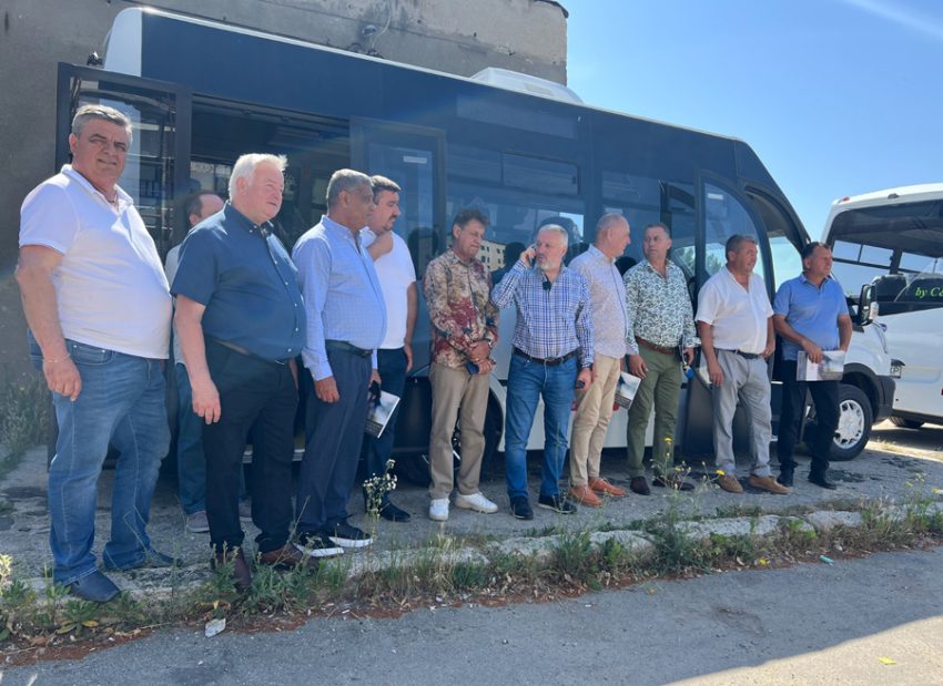 Primăriile din Argeș au primit microbuze electrice! Copiii au cu ce merge la școală! 1 Sursă foto: CJ Argeș