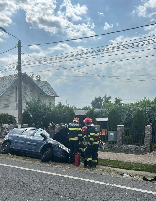 Impact între 3 autoturisme la Stâlpeni! Bărbat preluat de ambulanță! 1 accident auto Stalpeni