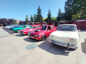 Expoziție de mașini retro la Mioveni! 1 Sursă foto: Primăria Orasului Mioveni.