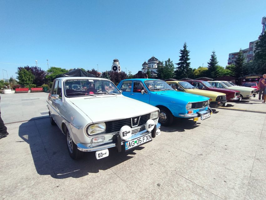 Expoziție de mașini retro la Mioveni! 2 Sursă foto: Primăria Orasului Mioveni.