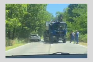 Untitled Project - (Video) Accident la Moșoaia! Implicate o mașină de 7,5 tone și o macara