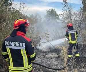 Intervenție a pompierilor români pentru stingerea unui incendiu de vegetație în zona Toulouges, în cadrul misiunii de pre-poziționare din Franța 1 WhatsApp Image 2025 07 03 at 11.05.39 - Intervenție a pompierilor români pentru stingerea unui incendiu de vegetație în zona Toulouges, în cadrul misiunii de pre-poziționare din Franța