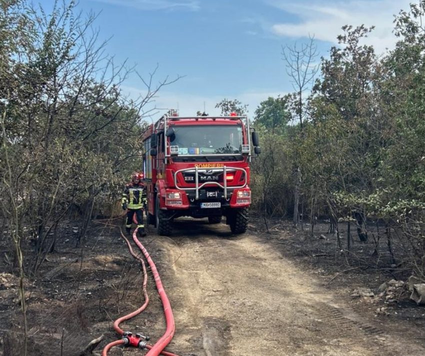 Intervenție a pompierilor români pentru stingerea unui incendiu de vegetație în zona Toulouges, în cadrul misiunii de pre-poziționare din Franța 2 Intervenție a pompierilor români