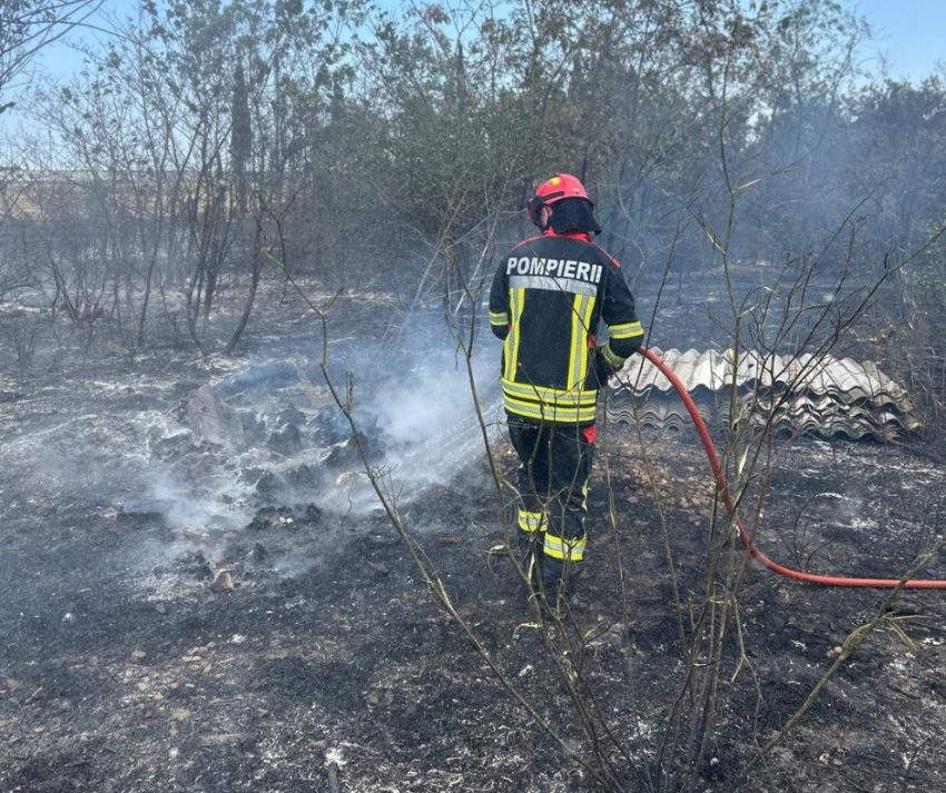 Intervenție a pompierilor români pentru stingerea unui incendiu de vegetație în zona Toulouges, în cadrul misiunii de pre-poziționare din Franța 1 Intervenție a pompierilor români