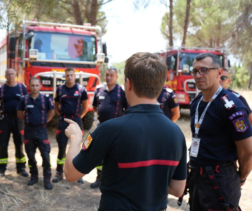 Intervenție a pompierilor români pentru stingerea unui incendiu de vegetație în zona Toulouges, în cadrul misiunii de pre-poziționare din Franța 3 Intervenție a pompierilor români
