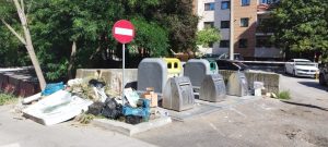 Piteșteni amendați! Au depozitat deșeuri menajere lângă containere 1 WhatsApp Image 2025 07 03 at 16.53.05 - Piteșteni amendați! Au depozitat deșeuri menajere lângă containere