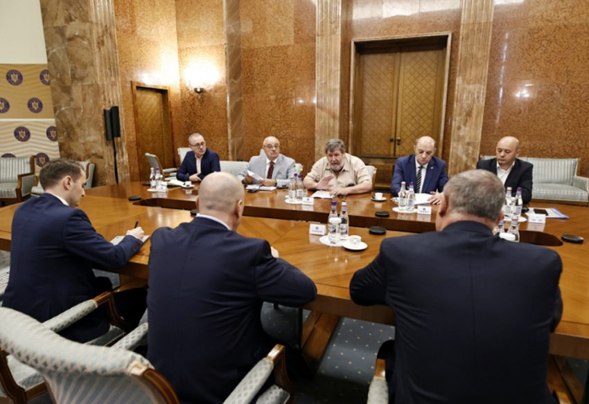 ilie bolojan diuscutie cu sindiactyele pe masuri 1 Sursă foto: gov.ro