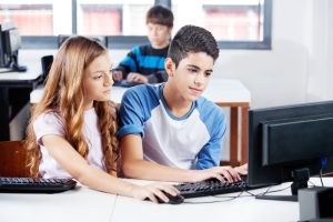 40 de elevi argeșeni vor primi bani pentru calculatoare 1 elevi calculator