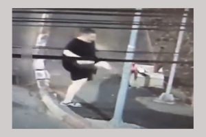 (Video) Act de vandalism în Pitești! Semafor deteriorat! 21 semafor deteriorat in Pitești