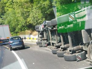 Accident pe DN 7! Tir răsturnat la Cotmeana 1 26780139 e9cb 4f21 ad0a cbd0bd3f3148 - Accident pe DN 7! Tir răsturnat la Cotmeana