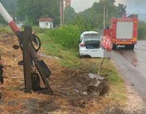 dc365996 f63b 4e72 9c37 a19d5d49744b - Accident în Câmpulung! A lovit un indicator rutier și bariera unei căi ferate.