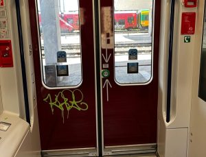 517410837 1319532813507333 1605436938976843789 n - Primul tren electric nou din România, vandalizat la niciun an de la intrarea în circulație