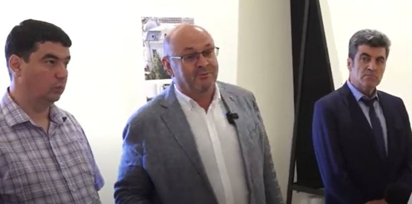 (Video) Argeș. Comuniștii au vrut să distrugă identitatea națională 2 Ion Mînzînă, președintele Consiliului Județean Argeș și Cornel Popescu, directorul Muzeului Județean Argeș