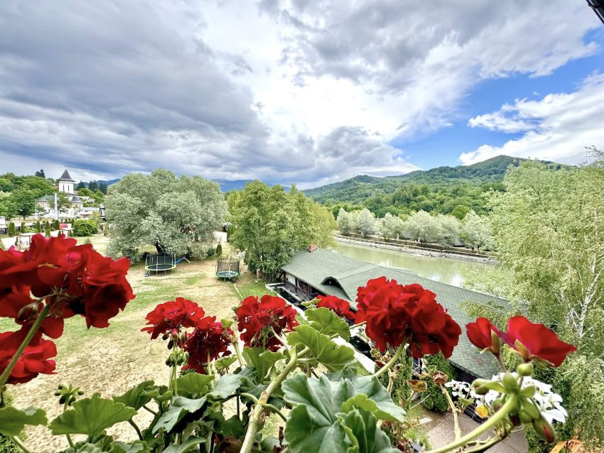Complexul Turistic Casa Lăzăroiu – Relaxare și Tradiție în Inima Naturii 1 Casa Lazaroiu