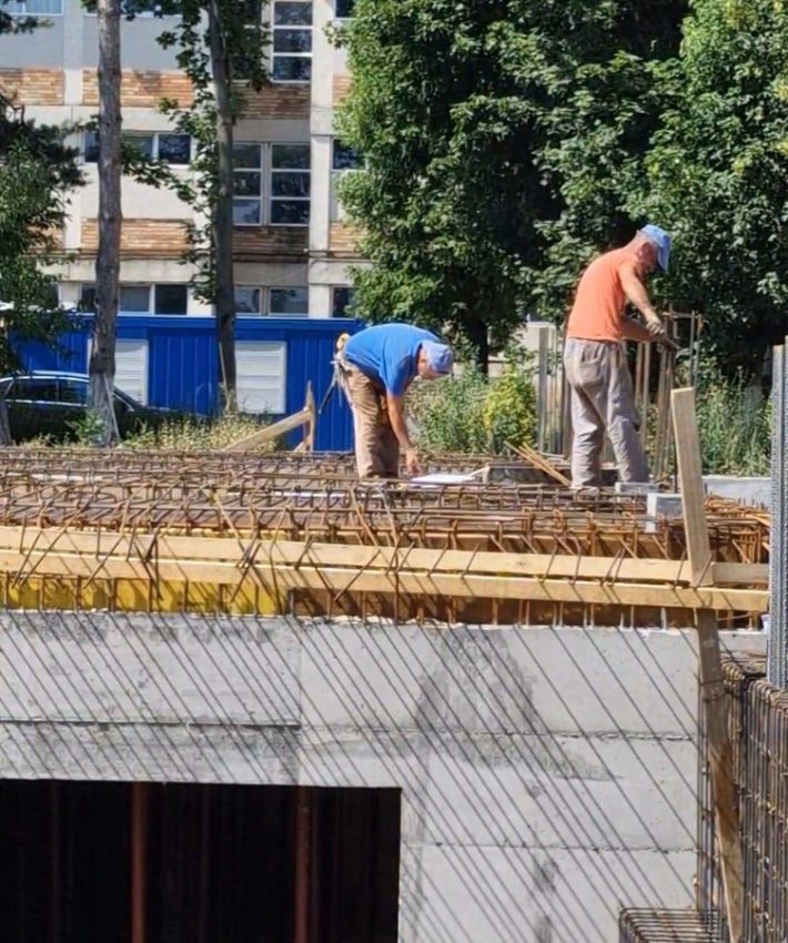 Pitești devine orașul cu trei bazine de înot: Se lucrează intens pe șantierul de lângă Colegiul Tehnic „Costin D. Nenițescu” 2 Sursă foto: FB Cristian Gentea.