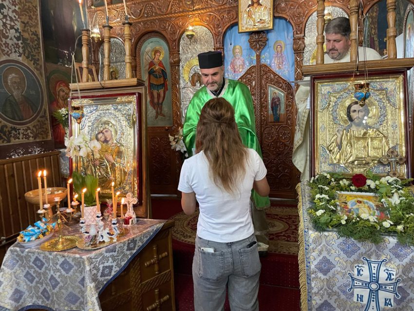 impartasanie biserica valea danului generic Sursă foto: FB Arhiepiscopia Argeșului și Muscelului.