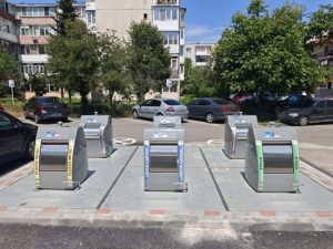Cum folosim corect containerele îngropate din Pitești? Apasă pedala, sortează corect! 24 Sursă Foto: Facebook Primaria Municipiului Pitesti
