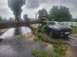 (Video) Autostrada A1, afectată de vremea severă! 6 masina distrusa de furtuna - (Video) Autostrada A1, afectată de vremea severă!