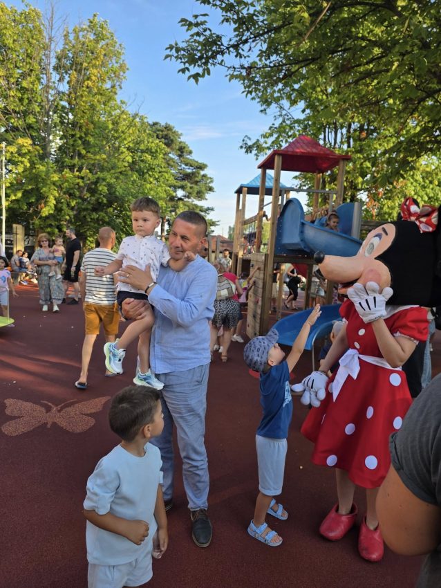 Copiii din Bradu au avut parte de o super petrecere la inaugurarea noului loc de joacă 4 Bradu loc joaca1 - Copiii din Bradu au avut parte de o super petrecere la inaugurarea noului loc de joacă