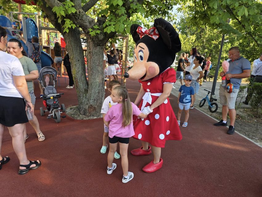 Copiii din Bradu au avut parte de o super petrecere la inaugurarea noului loc de joacă 1 Bradu loc joaca2 - Copiii din Bradu au avut parte de o super petrecere la inaugurarea noului loc de joacă