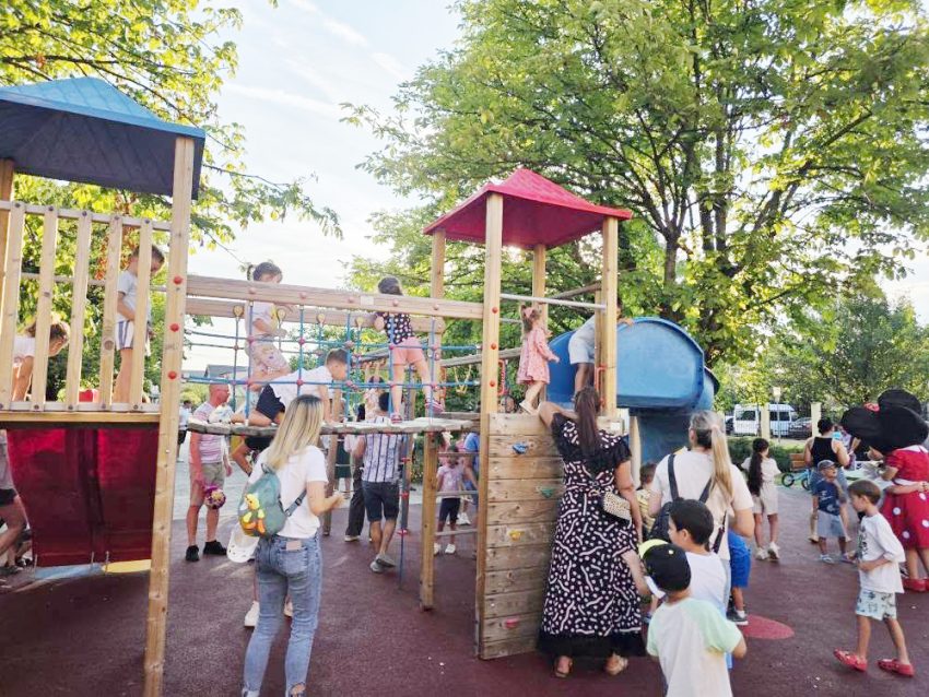 Copiii din Bradu au avut parte de o super petrecere la inaugurarea noului loc de joacă 2 Bradu loc joaca6 - Copiii din Bradu au avut parte de o super petrecere la inaugurarea noului loc de joacă