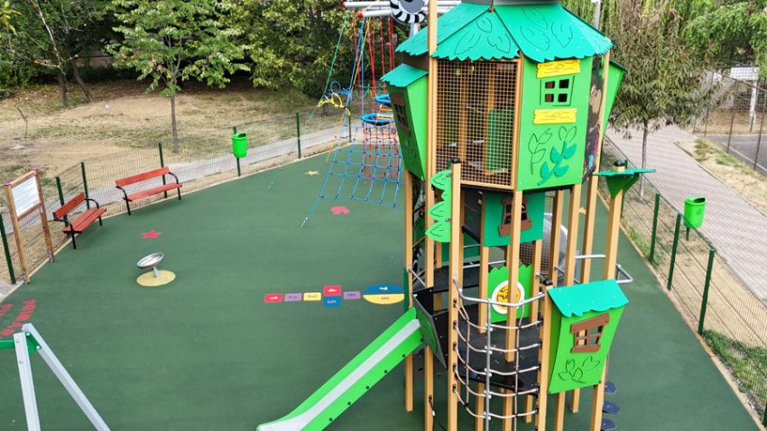 Parcul Tineretului din Craiovei beneficiază de un loc de joacă modernizat și sigur  2 Sursă foto: Primăria Munciipiului Pitești.
